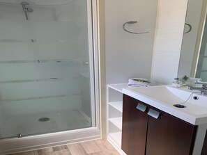 Appartement | Salle de bain | Séchoir à cheveux, serviettes fournies