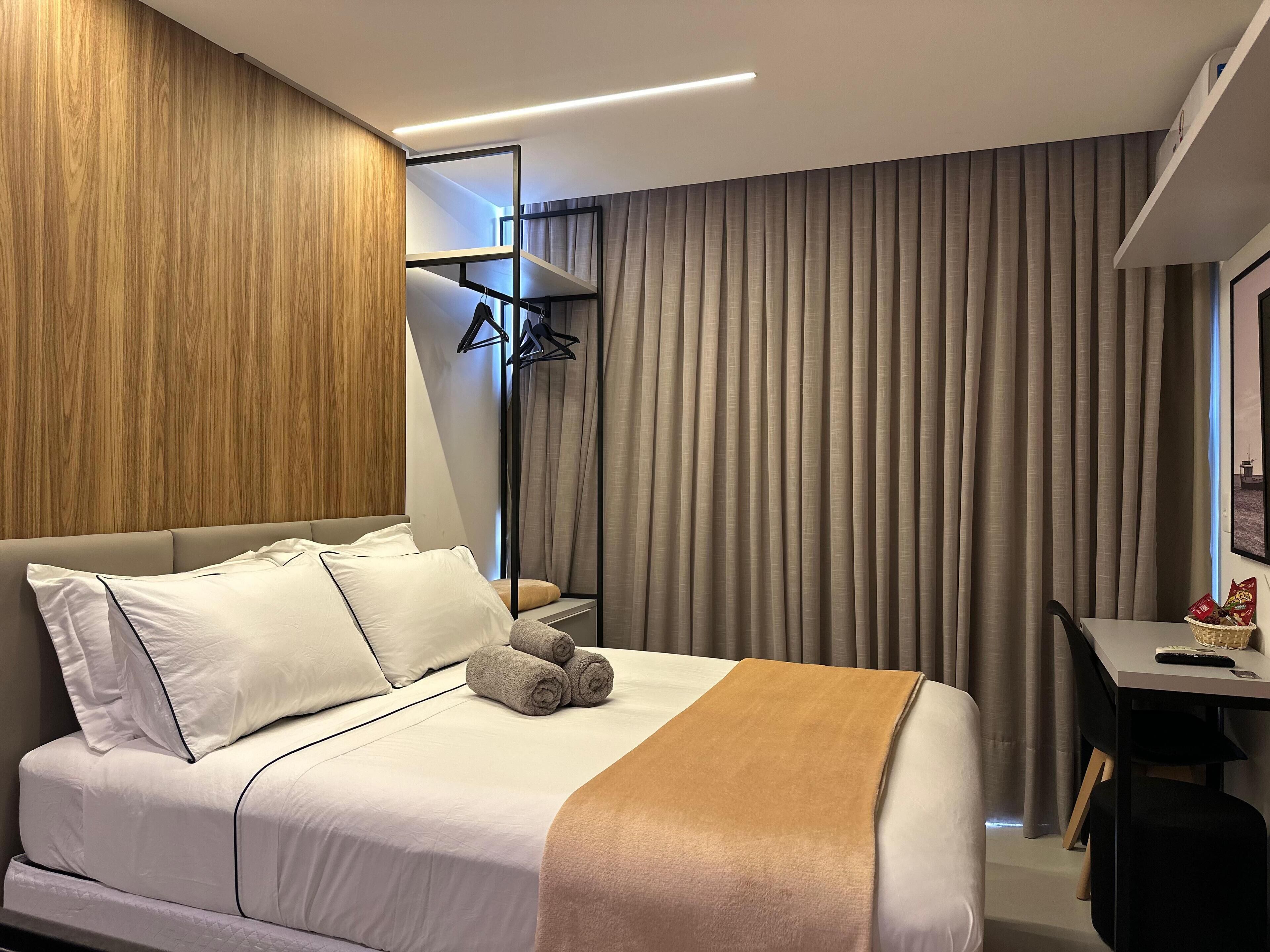 Tabla de planchar con plancha, internet y ropa de cama 