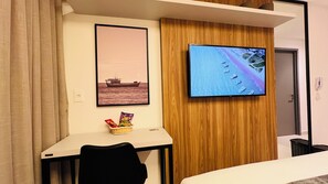 Tabla de planchar con plancha, internet y ropa de cama 