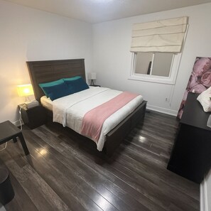 1 bedroom, iron/ironing board, free WiFi, bed sheets - Cozy room in a modern house (Brampton)