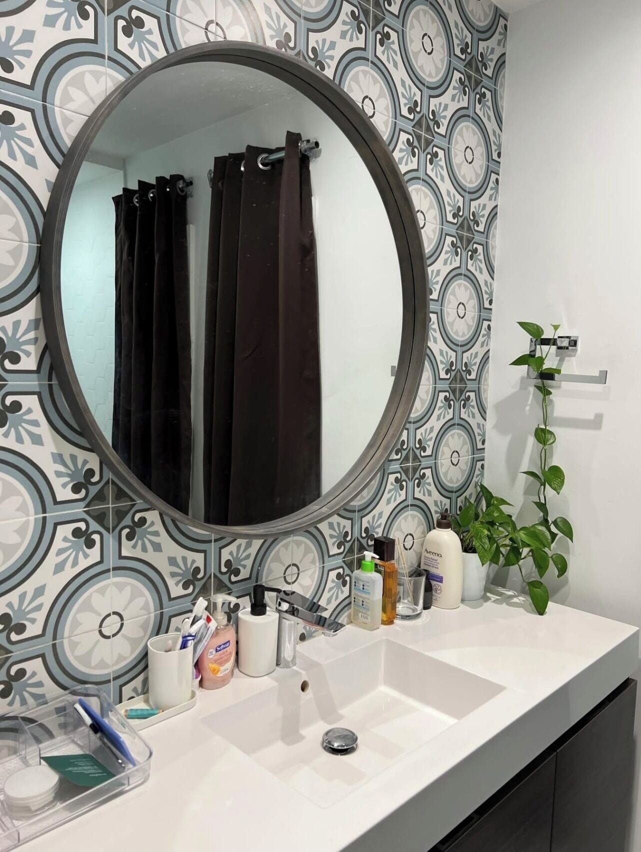 Shower, hair dryer, bidet, toilet paper