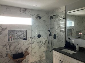 Jetted bath, towels, soap, toilet paper - Open water 3bdrm 3bath home with dock for 20 foot boat along with pool & jacuzzi (St. Petersburg)