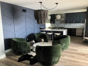Interior - Open water 3bdrm 3bath home with dock for 20 foot boat along with pool & jacuzzi (St. Petersburg)