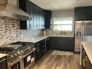 Microwave, oven, stovetop, dishwasher - Open water 3bdrm 3bath home with dock for 20 foot boat along with pool & jacuzzi (St. Petersburg)