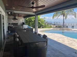 Outdoor dining - Open water 3bdrm 3bath home with dock for 20 foot boat along with pool & jacuzzi (St. Petersburg)