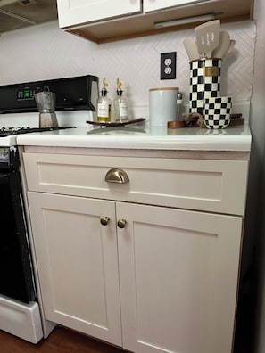 Fridge, oven, stovetop, coffee/tea maker