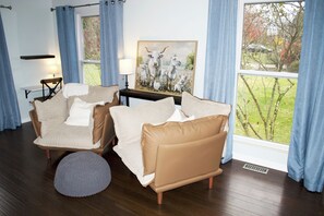 Interior - Stylish 4 Bedroom Home Minutes to CVNP, Skiing & Twinsburg Attractions (Twinsburg)