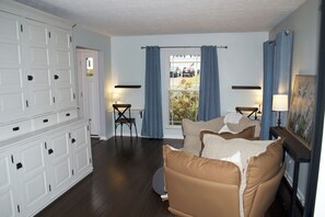 Interior - Stylish 4 Bedroom Home Minutes to CVNP, Skiing & Twinsburg Attractions (Twinsburg)