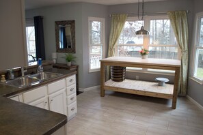 Interior - Stylish 4 Bedroom Home Minutes to CVNP, Skiing & Twinsburg Attractions (Twinsburg)