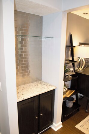 Interior - Stylish 4 Bedroom Home Minutes to CVNP, Skiing & Twinsburg Attractions (Twinsburg)