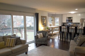 Smart TV - Stylish 4 Bedroom Home Minutes to CVNP, Skiing & Twinsburg Attractions (Twinsburg)