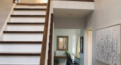 Stylish 4 Bedroom Home Minutes to CVNP, Skiing & Twinsburg Attractions