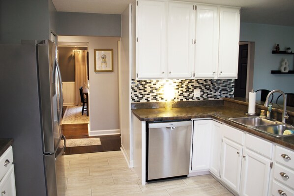 Private kitchen - Stylish 4 Bedroom Home Minutes to CVNP, Skiing & Twinsburg Attractions (Twinsburg)