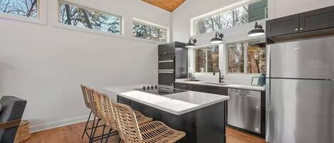 Réfrigérateur, micro-ondes, four, plaque de cuisson