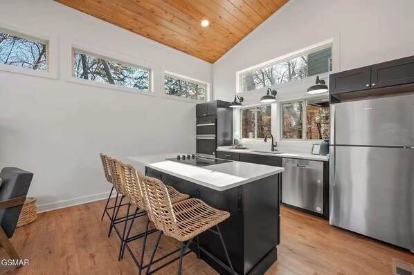 Fridge, microwave, oven, stovetop - One mile from Dollywood, Cal Ripken fields and the Parkway. Brand New Cabin!! (Pigeon Forge)
