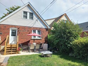 Outdoor dining - Renovated character home in a quiet & friendly neighbourhood. (Hamilton)
