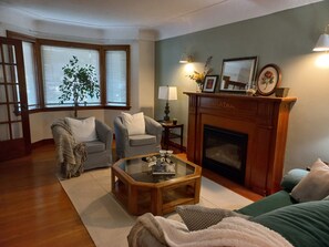 Smart TV, fireplace - Renovated character home in a quiet & friendly neighbourhood. (Hamilton)