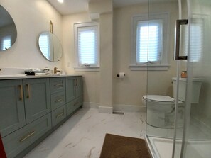 Shower, towels, soap, shampoo - Renovated character home in a quiet & friendly neighbourhood. (Hamilton)