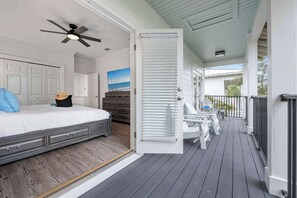 4 bedrooms, iron/ironing board, travel cot, WiFi - Walk to Rosemary, Resort Pool, Bikes, Beach Gear (Panama City Beach)