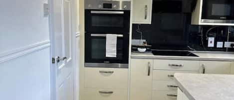 Kühlschrank, Mikrowelle, Ofen, Geschirrspüler