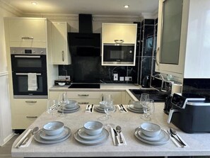 Kühlschrank, Mikrowelle, Ofen, Geschirrspüler