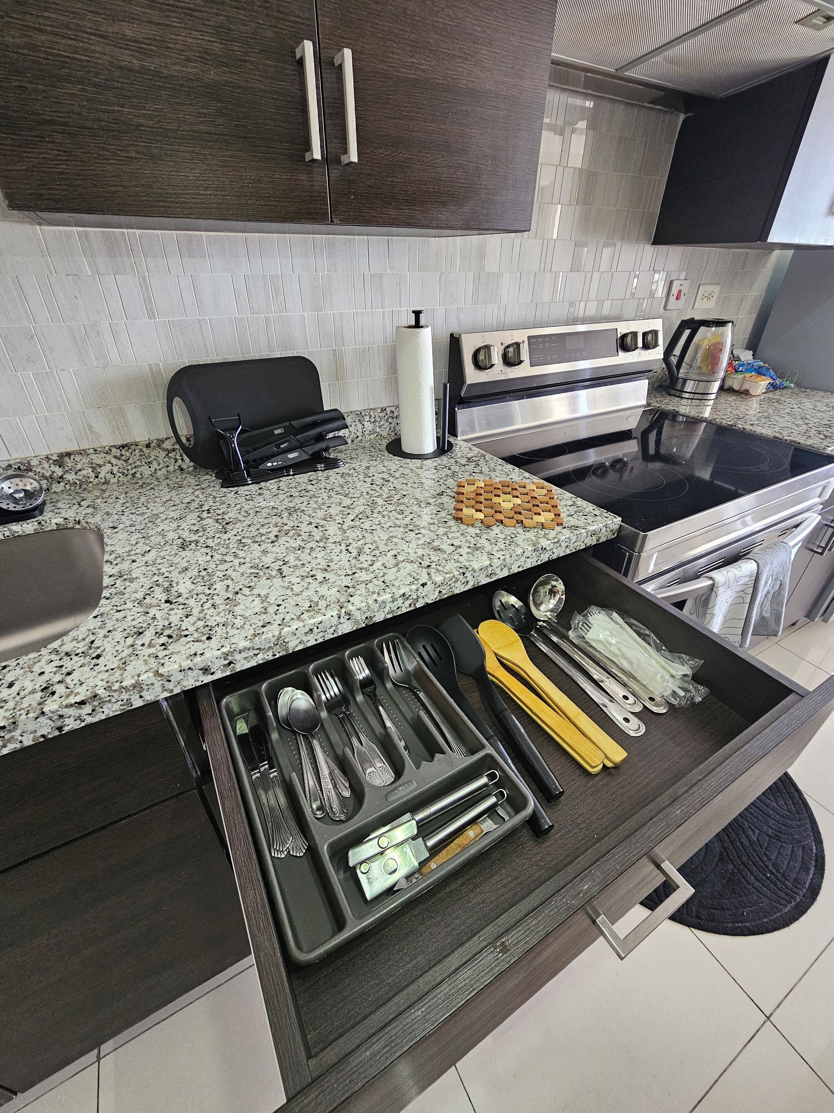 Micro-ondes, four, plaque de cuisson