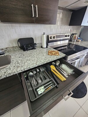 Mikroaaltouuni, uuni, liesi