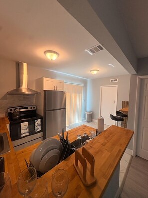 Fridge, microwave, oven, stovetop - Elegant Urban Retreat in Hollywood (Hollywood)