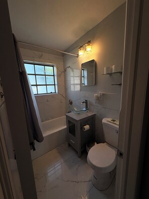 Towels, toilet paper - Elegant Urban Retreat in Hollywood (Hollywood)