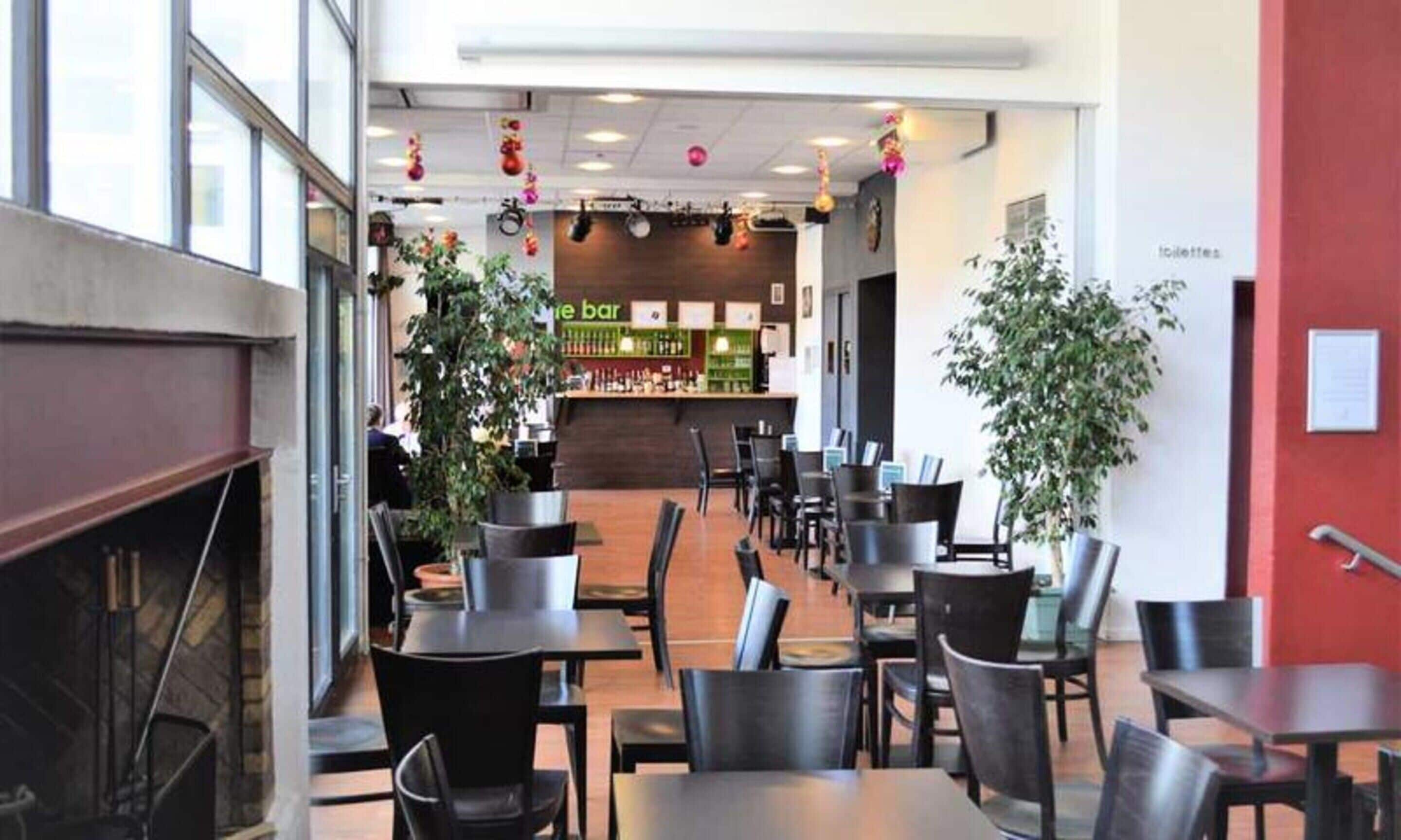 Bar (trong khuôn viên)