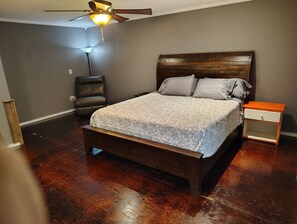 1 bedroom, iron/ironing board, free WiFi, bed sheets - 16 MILES frm AT&T Stadium//20min drive 
Cozy 1Bd 1Bth Upstairs Apartment lux shw (Venus)