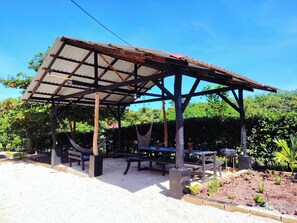 Outdoor dining - ****Study/Pool/Pool/WIFI-Full kitchen-A/C-Large Beach-Surfing-Sunsets (Provincia de Guanacaste)