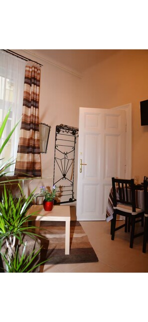 Interior - Cozy Balcony Apartment by the Synagogue - Central Budapest (Budapest)