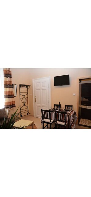 Dining - Cozy Balcony Apartment by the Synagogue - Central Budapest (Budapest)