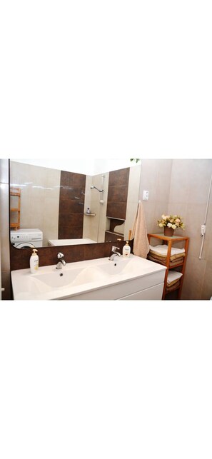 Haartrockner, Handtücher, Seife, Toilettenpapier