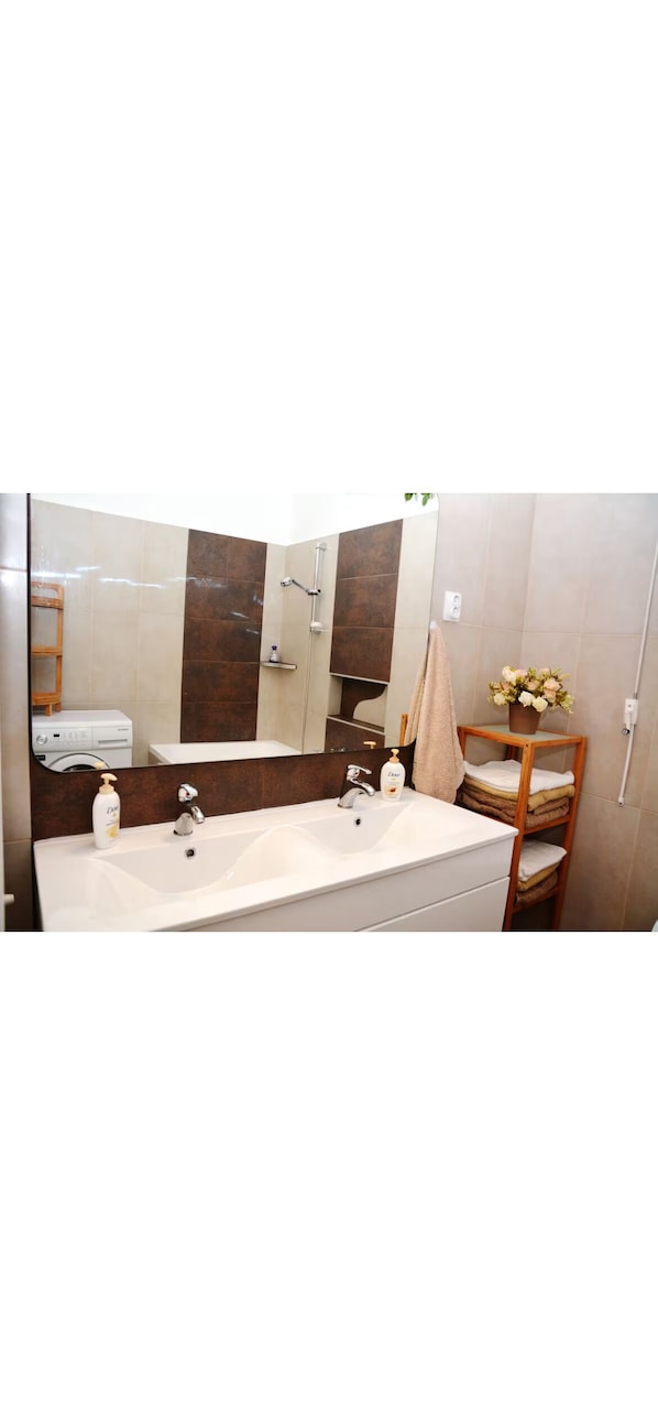 Hair dryer, towels, soap, toilet paper - Cozy Balcony Apartment by the Synagogue - Central Budapest (Budapest)