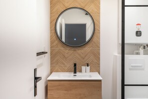 Shower, hair dryer, towels, soap - Refurbished 1-bedroom apartment (Paris)