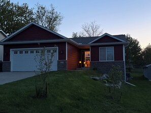 Exterior - CherryWood Home-2 miles from Downtown & Mayo Clinic (Rochester)