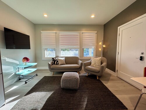 Chic one bedroom apartment in downtown Palo Alto with AC