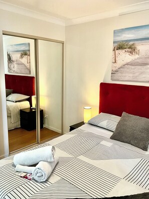 1 slaapkamer, een strijkplank/strijkijzer, wifi, beddengoed