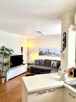 Smart TV - Immaculate Fully Self Contained Apartment in Central Surfers Paradise (Surfers Paradise)