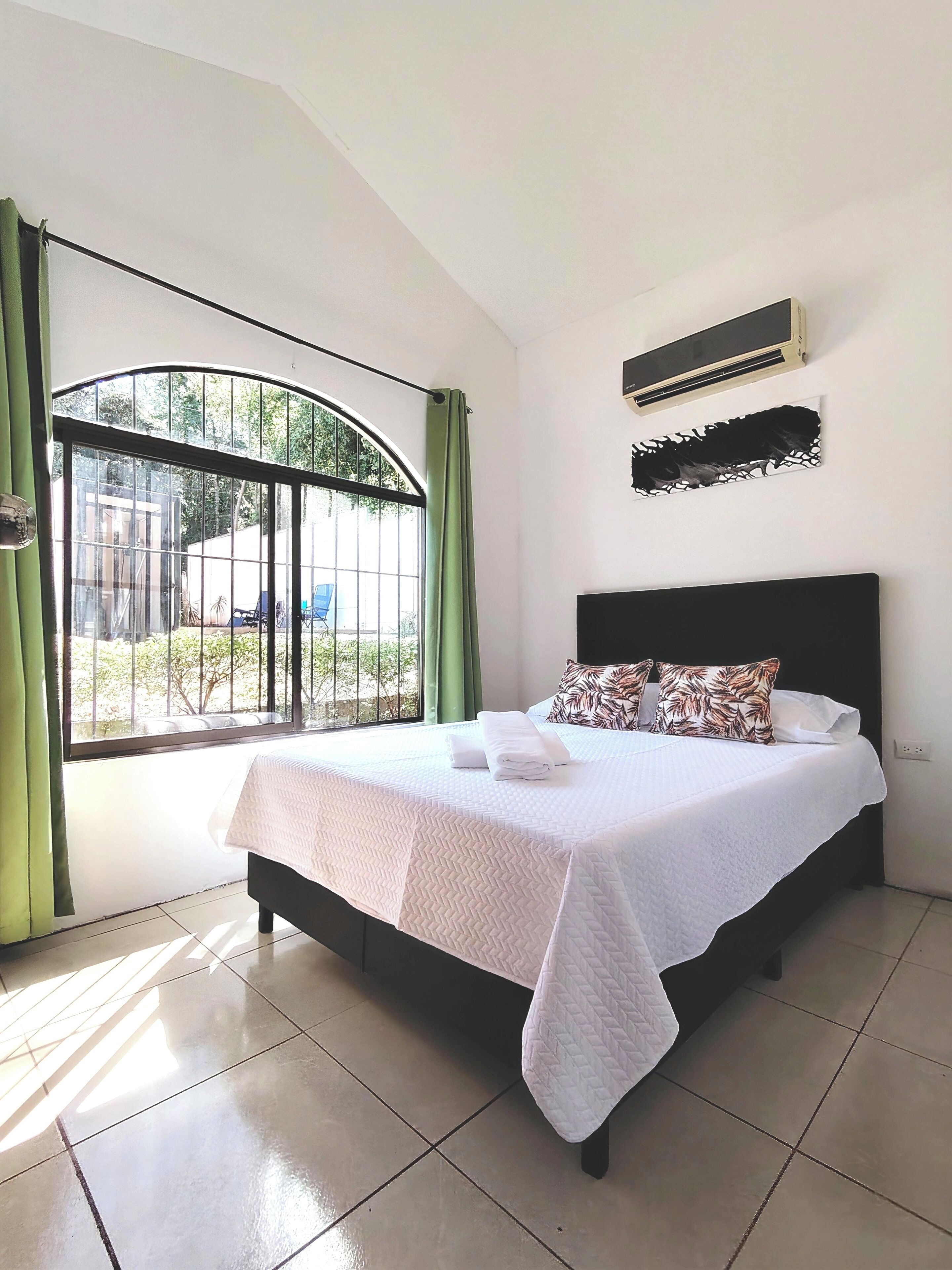 Tabla de planchar con plancha, wifi y ropa de cama 