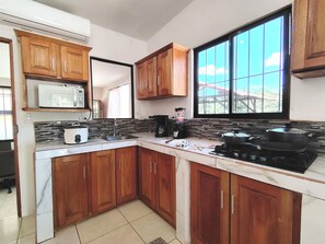 Private kitchen - House in Playa Grande/Piscina • Surf & Sunsets - WiFi - A/C - Complete kitchen (Provincia de Guanacaste)