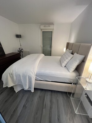 Tabla de planchar con plancha, wifi y ropa de cama 