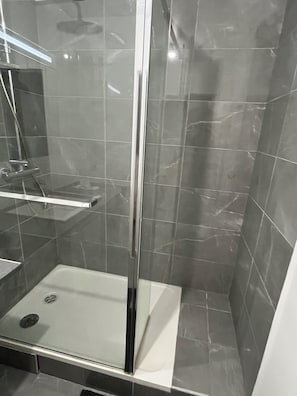 Dusche, Haartrockner, Handtücher, Seife