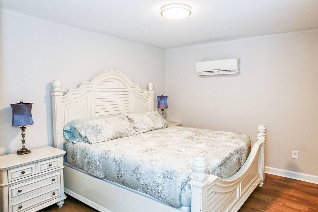 Desk, iron/ironing board, WiFi, bed sheets