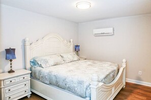 Desk, iron/ironing board, WiFi, bed sheets - Lincolnton Farm Lodge 2 Beds & Fire Pit with Huge Backyard! (Lincolnton)