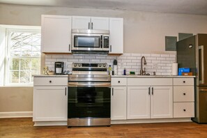 Fridge, microwave, oven, stovetop - Lincolnton Farm Lodge 2 Beds & Fire Pit with Huge Backyard! (Lincolnton)