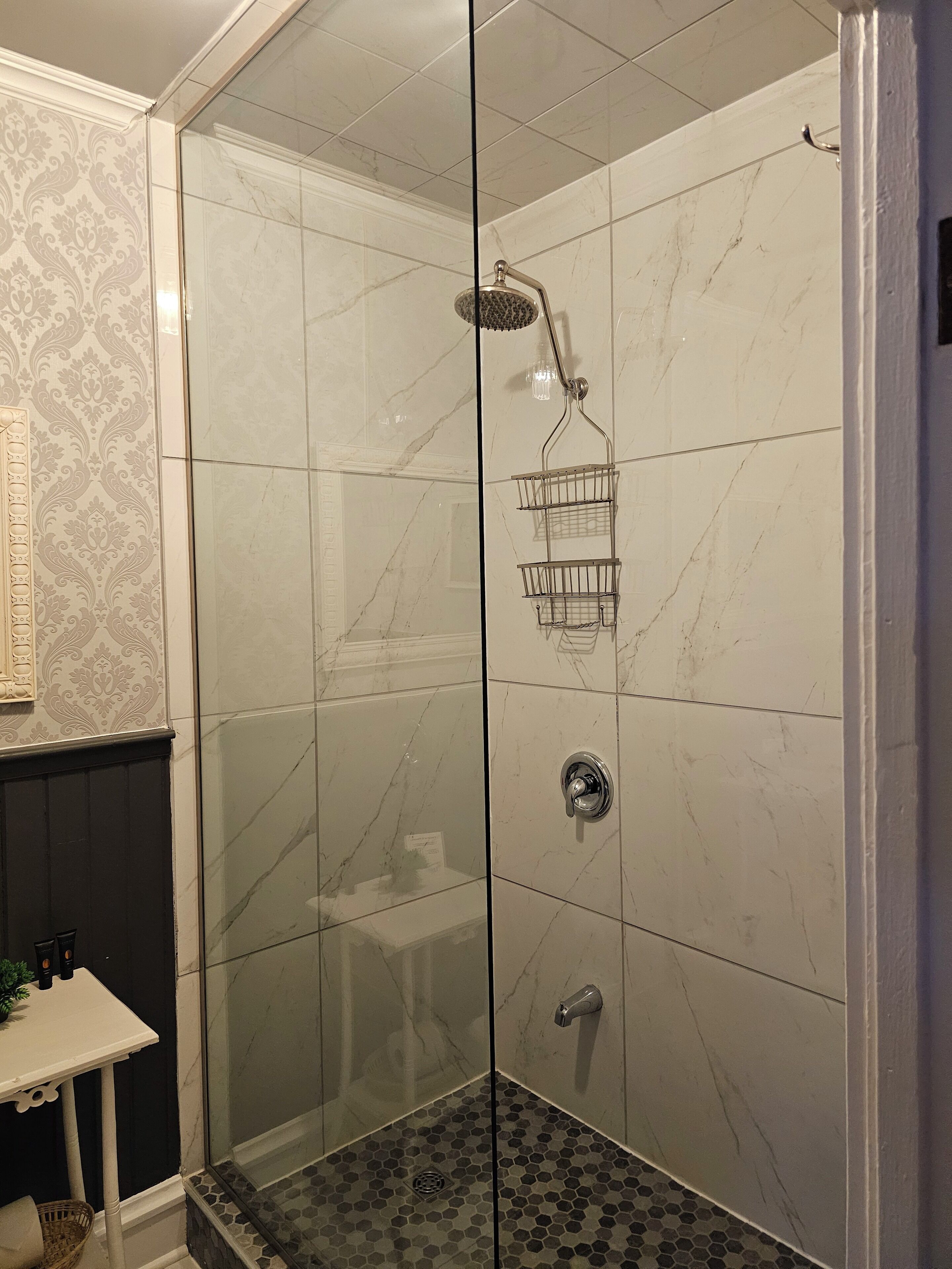 Douche, sèche-cheveux, serviettes fournies, savon