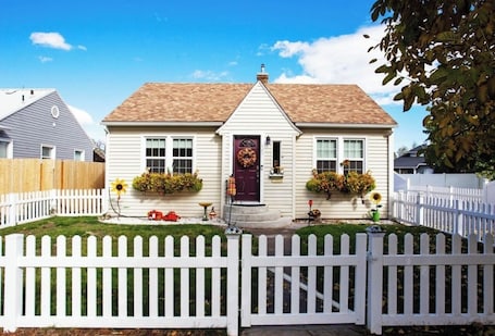 Exterior. Aunt Annie’s 2 bed/ 1 Bath/ Retro!